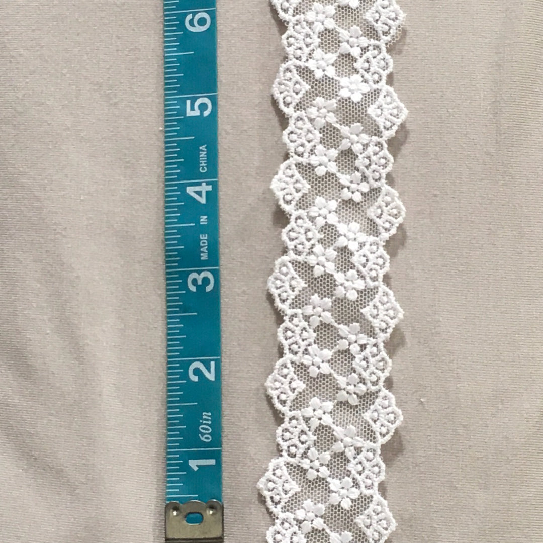 Trim Lace / Ditsy Daisy White - Sold by the half yard